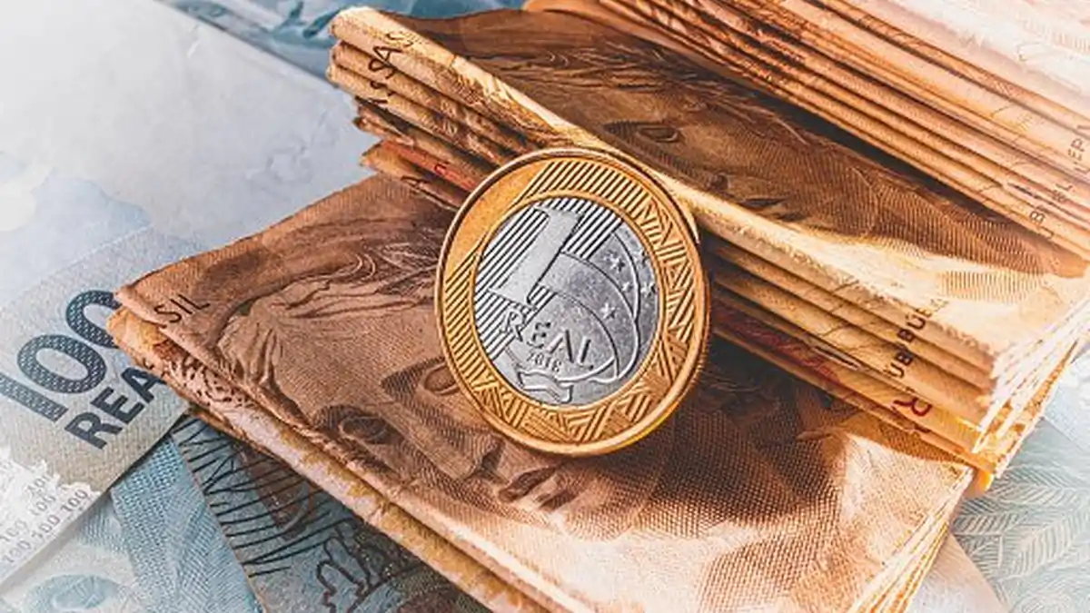 Trabalhadores recebem 13º antecipado em 2026